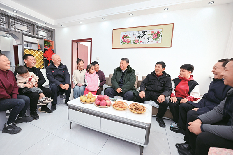 2025年1月22日至24日，中共中央總書記、國家主席、中央軍委主席習(xí)近平冒著嚴(yán)寒來到遼寧，看望慰問基層干部群眾。這是22日下午，習(xí)近平在葫蘆島市綏中縣明水滿族鄉(xiāng)祝家溝村考察時(shí)，同村民王寶維一家圍坐一起拉家常。 新華社記者 謝環(huán)馳/攝