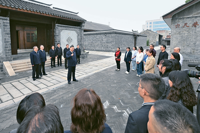 2024年10月17日至18日，中共中央總書記、國家主席、中央軍委主席習(xí)近平在安徽考察。這是17日下午，習(xí)近平在安慶桐城市六尺巷考察時(shí)，同當(dāng)?shù)鼐用窈陀慰陀H切交流。 新華社記者 申宏/攝
