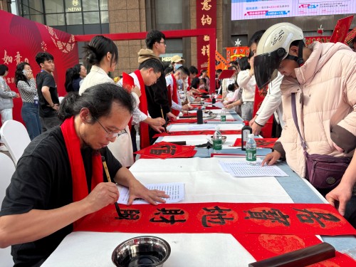 活動(dòng)現(xiàn)場贈(zèng)送春聯(lián)和福字。人民網(wǎng) 陳葉欣攝