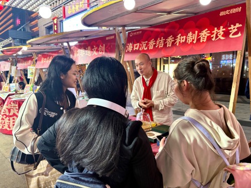 魏希望在非遺集市上介紹沉香。人民網(wǎng) 陳葉欣攝