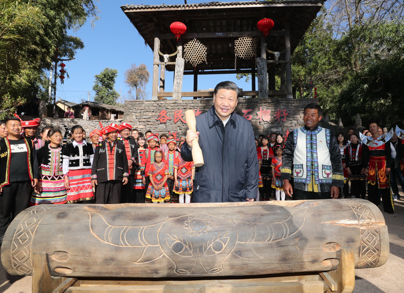 2020年1月19日，習(xí)近平總書(shū)記在云南省騰沖市清水鄉(xiāng)三家村中寨司莫拉佤族村廣場(chǎng)上，敲響三聲佤族木鼓，祝福來(lái)年風(fēng)調(diào)雨順、國(guó)泰民安。