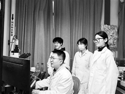 西安交通大學教授王昌河團隊在進行多巴胺分泌電化學檢測。受訪者供圖