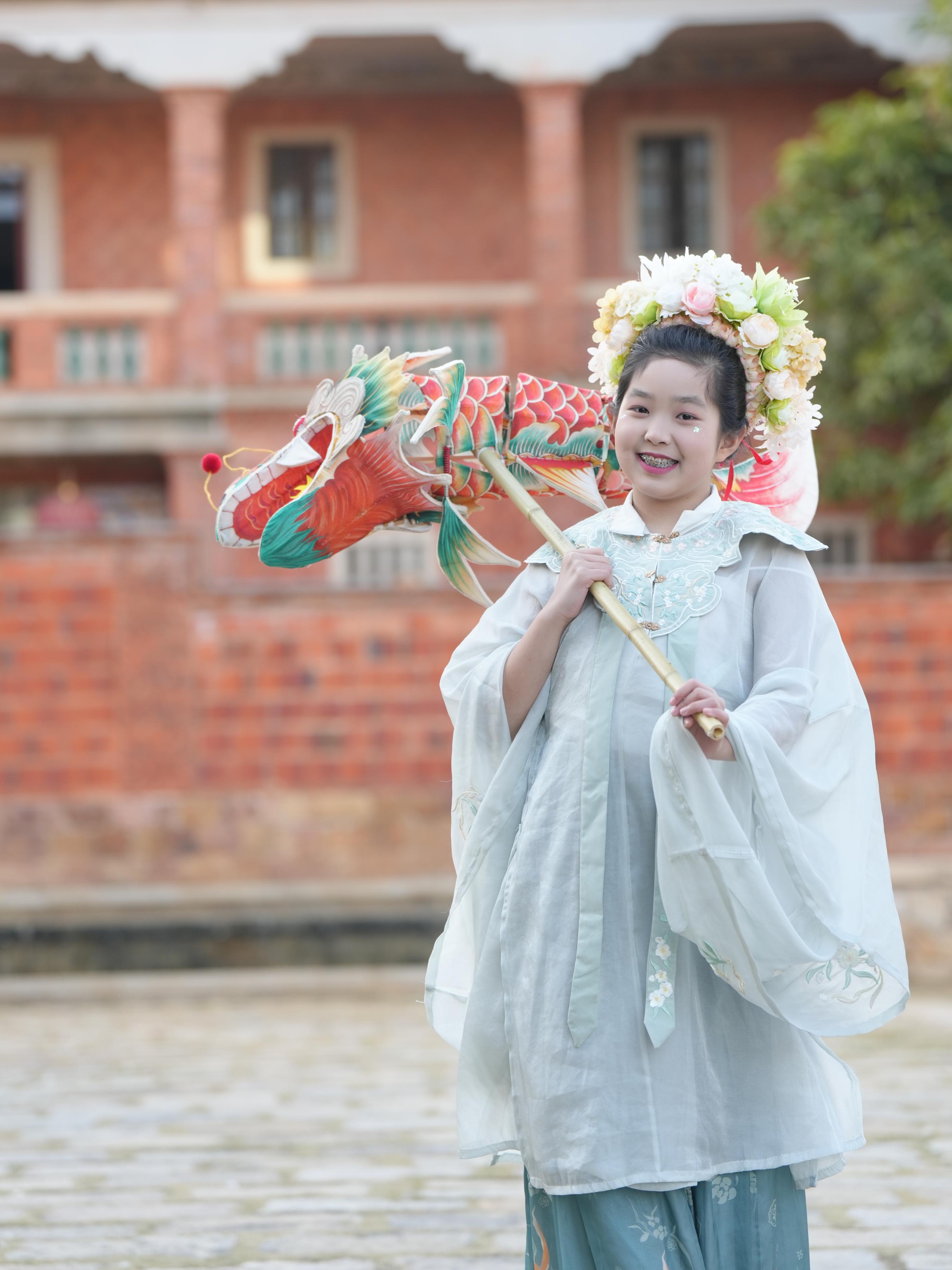 在泉州，沈女士為女兒拍下頭戴簪花的照片。受訪者供圖