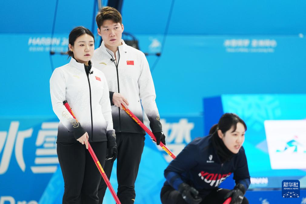 2月6日，中國隊選手王智宇（中）、韓雨（左）在比賽中。新華社記者 王松 攝