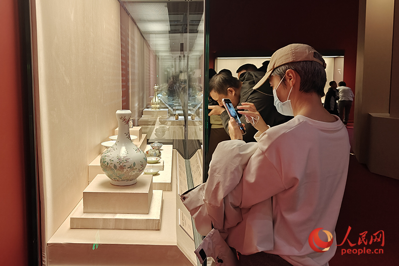 觀眾正在中國國家博物館參觀展覽。人民網記者 韋衍行攝