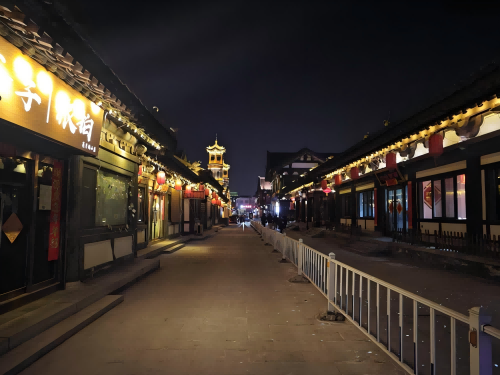 道歉公告發(fā)布后，夜晚10時的古城。人民網(wǎng)記者 黃鈺攝