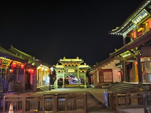 道歉公告發(fā)布后，凌晨5時的古城。人民網(wǎng)記者 黃鈺攝