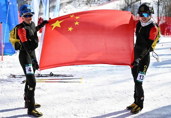 2月9日，中國隊選手次旦玉珍（左）與隊友于婧萱慶祝勝利。新華社記者 謝劍飛攝
