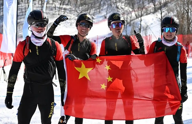 2月9日，包攬滑雪登山男子短距離前四名的中國隊選手賽后慶祝。新華社記者 謝劍飛攝