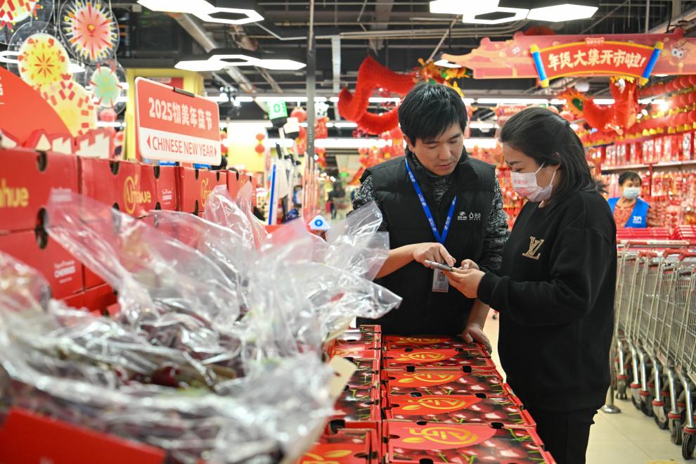 2024年12月26日，在天津市西青區(qū)一家大型商超，工作人員指導(dǎo)顧客線上下單智利車?yán)遄印Ｐ氯A社記者孫凡越攝