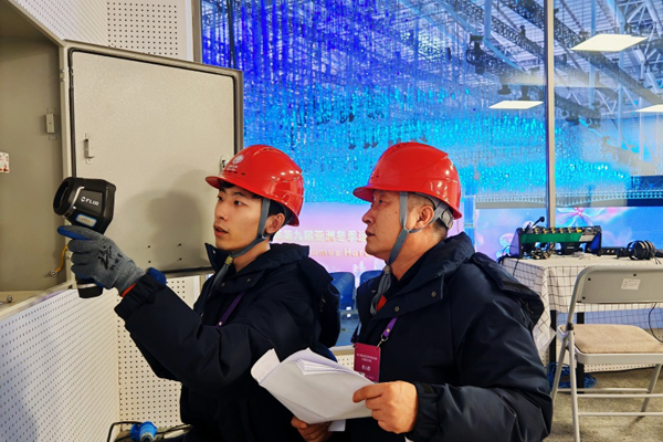 第九屆亞冬會開閉幕式供電保障團(tuán)隊(duì)隊(duì)員對供電設(shè)備開展特巡。受訪者供圖