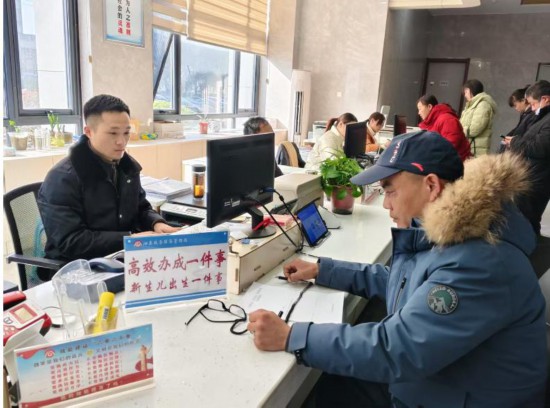 市民在 “高效辦成一件事” 窗口辦理業(yè)務(wù)。彭雪松攝