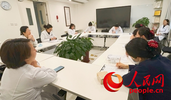 交班會上，海淀醫(yī)院安寧療護團隊討論患者和家屬需求。人民網(wǎng)記者 金慧慧攝
