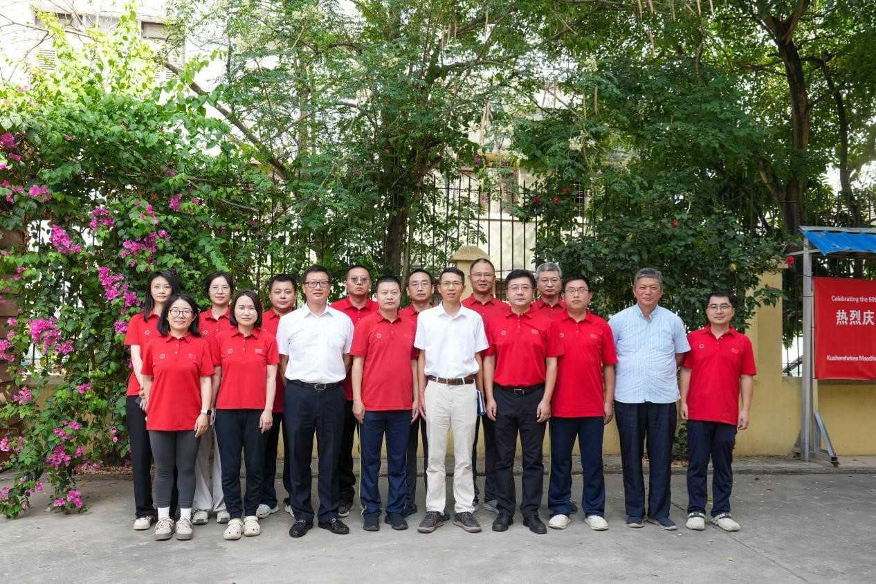 李強(qiáng)華與醫(yī)療隊(duì)合影。中國(guó)援桑醫(yī)療隊(duì)供圖