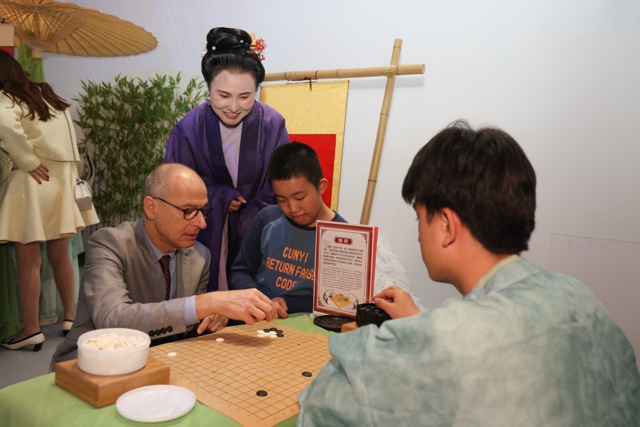 嘉賓體驗(yàn)圍棋對(duì)弈。人民網(wǎng)記者 任皓宇攝