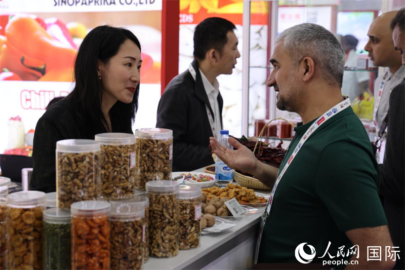 中外商家在第三十屆海灣食品展上交流。人民網(wǎng)記者 張志文攝