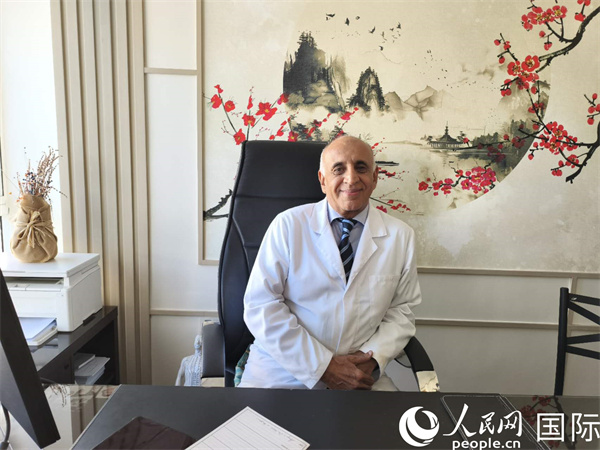 哈利勒在他的辦公室。人民網(wǎng)記者 黃培昭攝