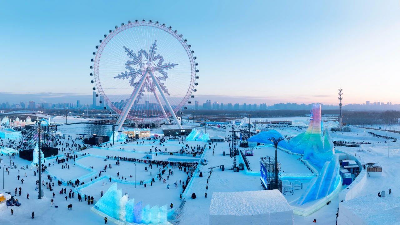 △哈爾濱冰雪大世界吸引游客前來(lái)打卡。