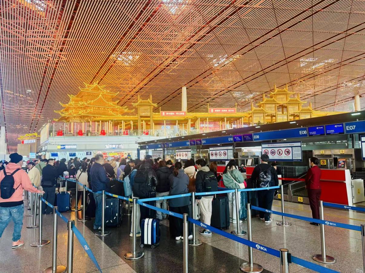 旅客在首都機場值機柜臺辦理乘機手續(xù)。人民網(wǎng)記者 喬雪峰攝