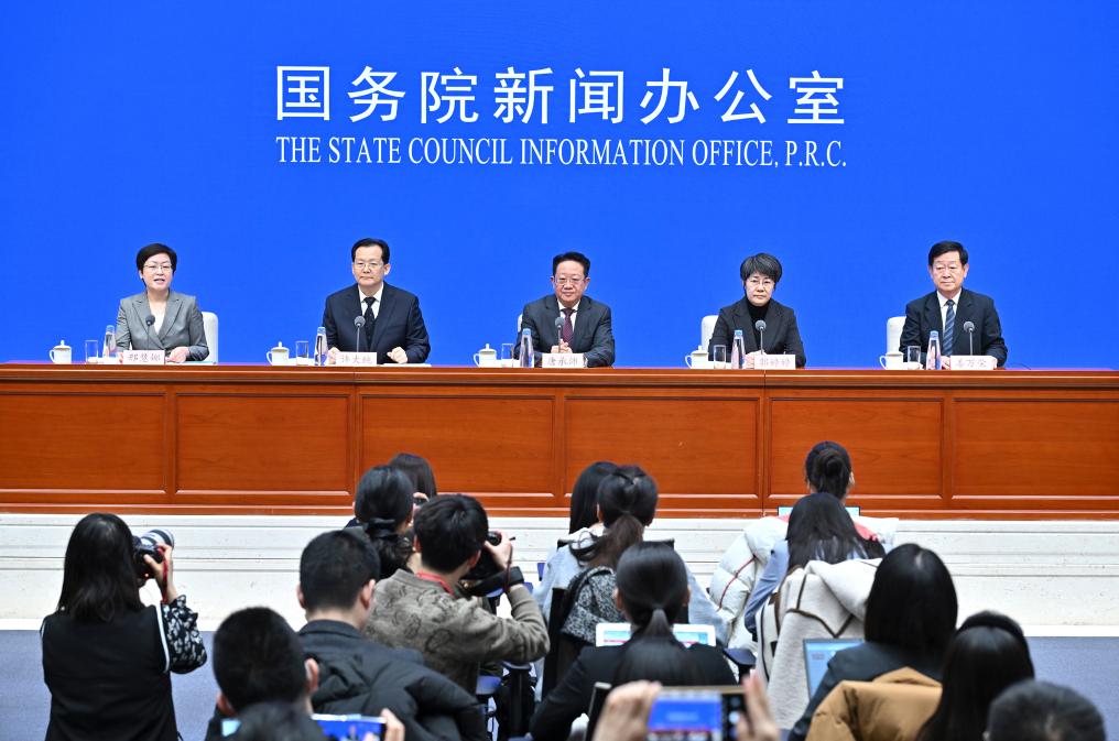 2月28日，國務(wù)院新聞辦公室在北京舉行國務(wù)院政策例行吹風(fēng)會，民政部副部長唐承沛、財政部副部長郭婷婷、自然資源部副部長許大純、住房城鄉(xiāng)建設(shè)部副部長姜萬榮和國務(wù)院新聞辦公室新聞發(fā)言人介紹2024年國務(wù)院部門辦理全國人大代表建議和全國政協(xié)提案工作有關(guān)情況，并答記者問。新華社記者 李鑫 攝