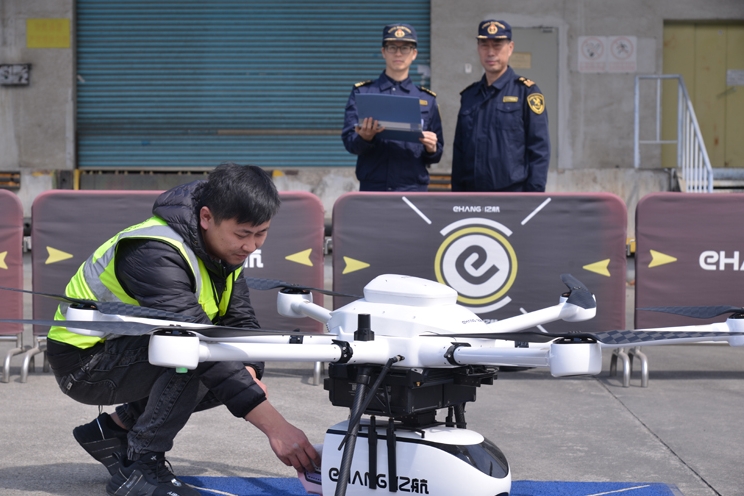 海關(guān)關(guān)員監(jiān)管跨境電商無人機配送包裹。陳志軍攝