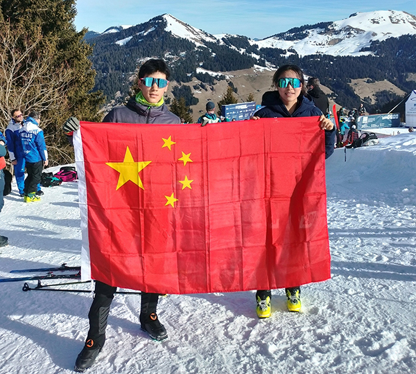 U18垂直競(jìng)速男子冠軍貢松郎（左）加和女子冠軍普姆阿尼賽后舉國(guó)旗慶祝。中國(guó)滑雪登山隊(duì)供圖