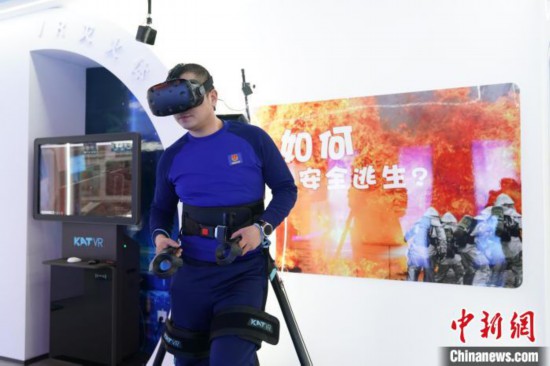 圖為消防員利用VR展示火災(zāi)如何逃生。中新社記者 趙宇航 攝