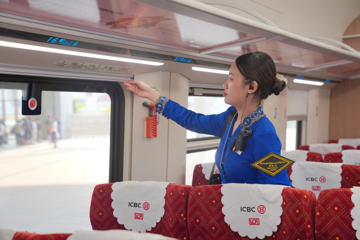 中老鐵路瀾滄號動車組列車長小麗正在進(jìn)行車廂檢查。老中鐵路有限公司供圖