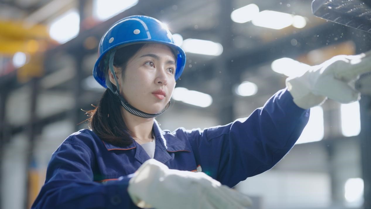 老中鐵路有限公司萬象運(yùn)營管理中心機(jī)輛車間希達(dá)在工作中。老中鐵路有限公司供圖