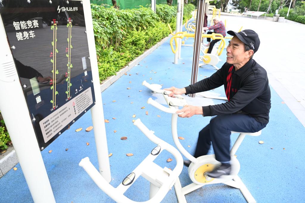 2023年4月24日，市民在福州市鼓樓區(qū)西河智慧體育公園使用智能競賽健身車。新華社記者 林善傳 攝