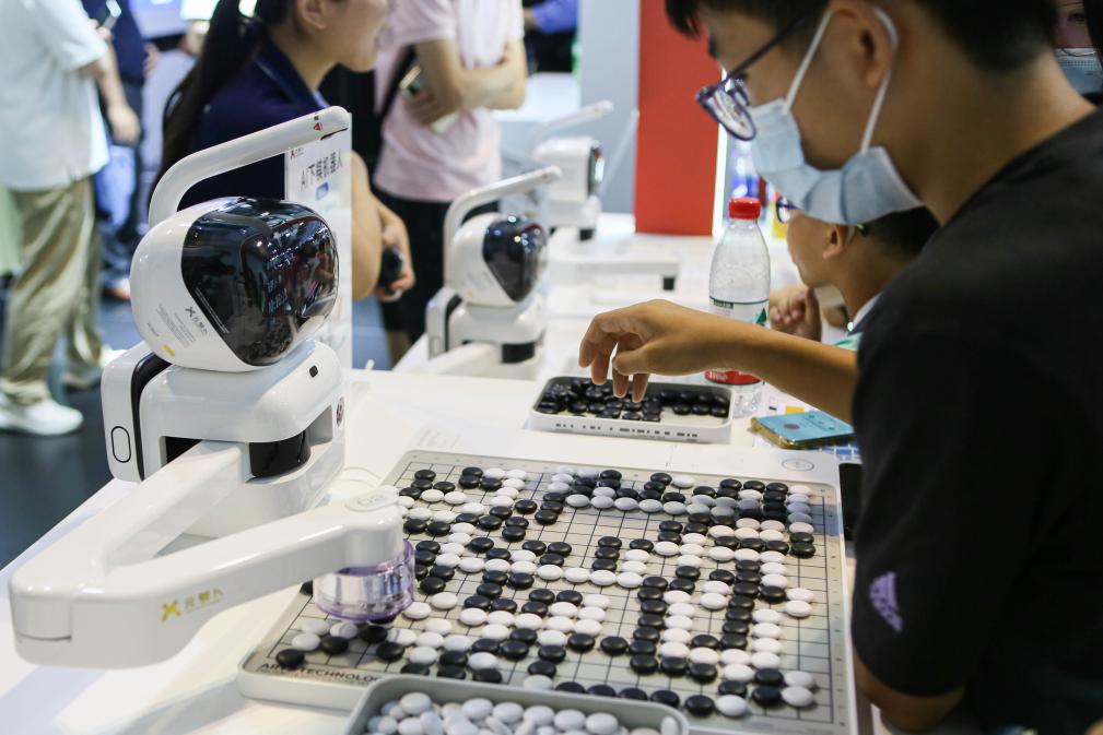 2023年7月7日，元蘿卜AI下棋機(jī)器人與觀眾對弈。2023年7月6日至8日，2023世界人工智能大會在上海舉行。新華社記者 辛夢晨 攝