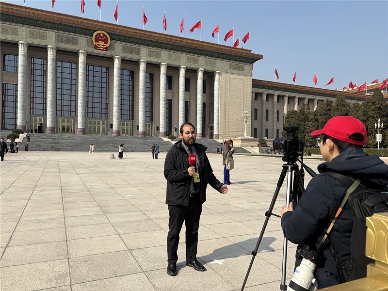 巴西勞動(dòng)者電視臺(tái)駐華記者毛路在采訪中國(guó)兩會(huì)(受訪者供圖)