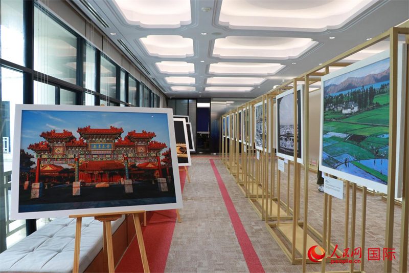 “遇見”攝影展現(xiàn)場。朱瀟逸攝
