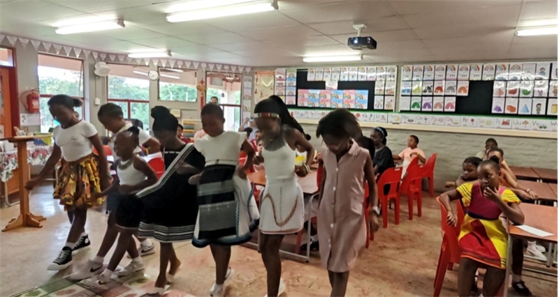 南非學(xué)生表演非洲歌舞，