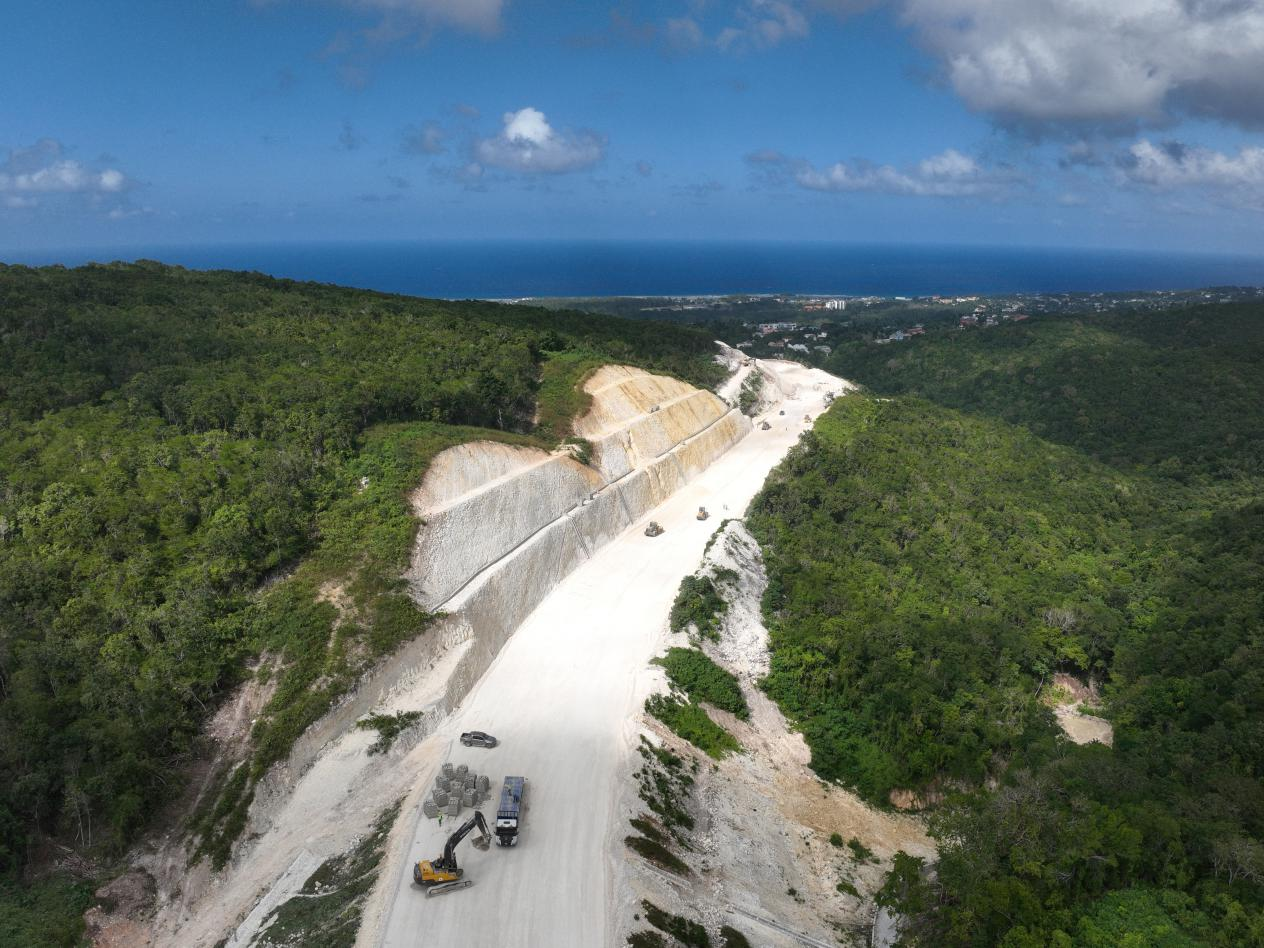 圖為中企承建的牙買加蒙特哥貝繞城路項目基層試驗段正在進行攤鋪和碾壓施工，相關(guān)施工工作已于近日順利完成。中國港灣美洲區(qū)域公司供圖