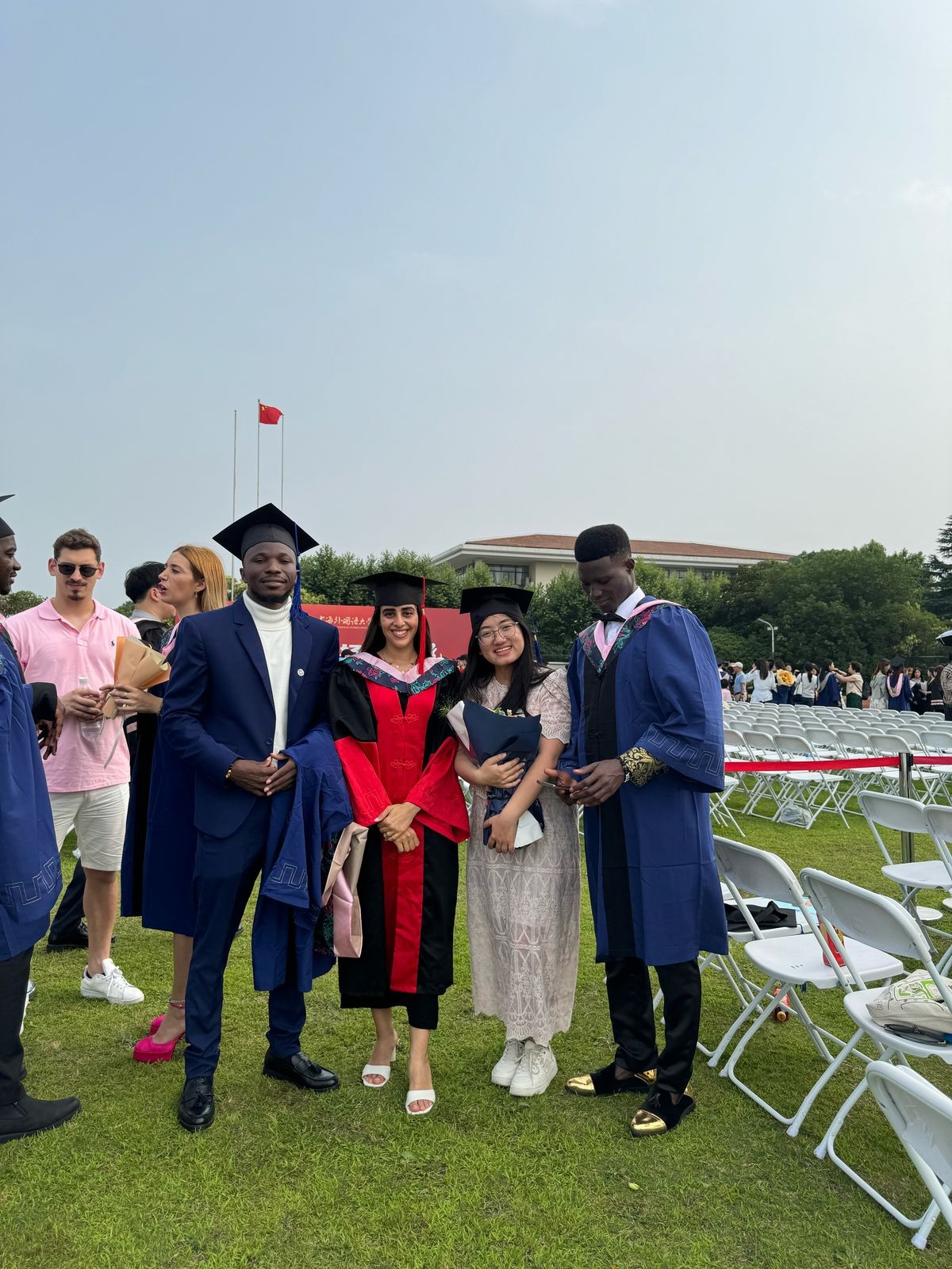 卡友琪（右三）在中國獲得學(xué)位后與同學(xué)合影。受訪者供圖