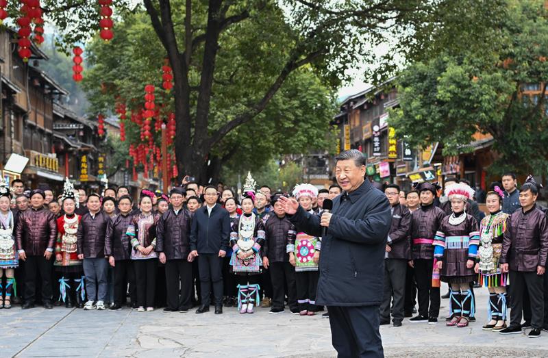 △今年3月17日，在貴州肇興侗寨考察時(shí)，習(xí)近平總書記同村民們親切交流。