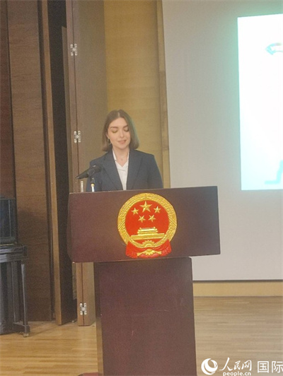 意方學(xué)生代表白綺花發(fā)言。人民網(wǎng)記者 鄭彬攝