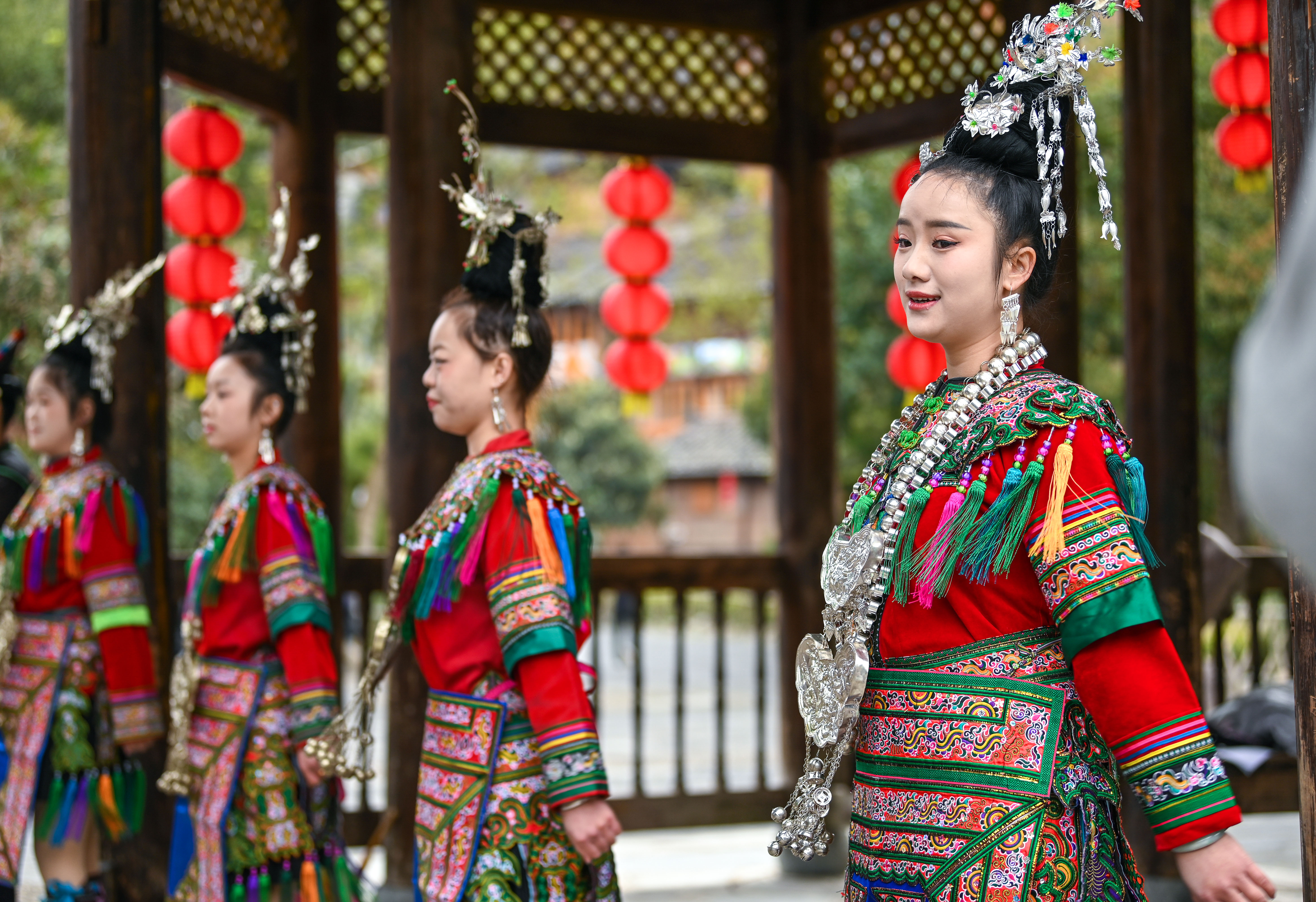  2025年3月18日，侗族群眾在貴州省黎平縣肇興侗寨給游客演唱侗族大歌。