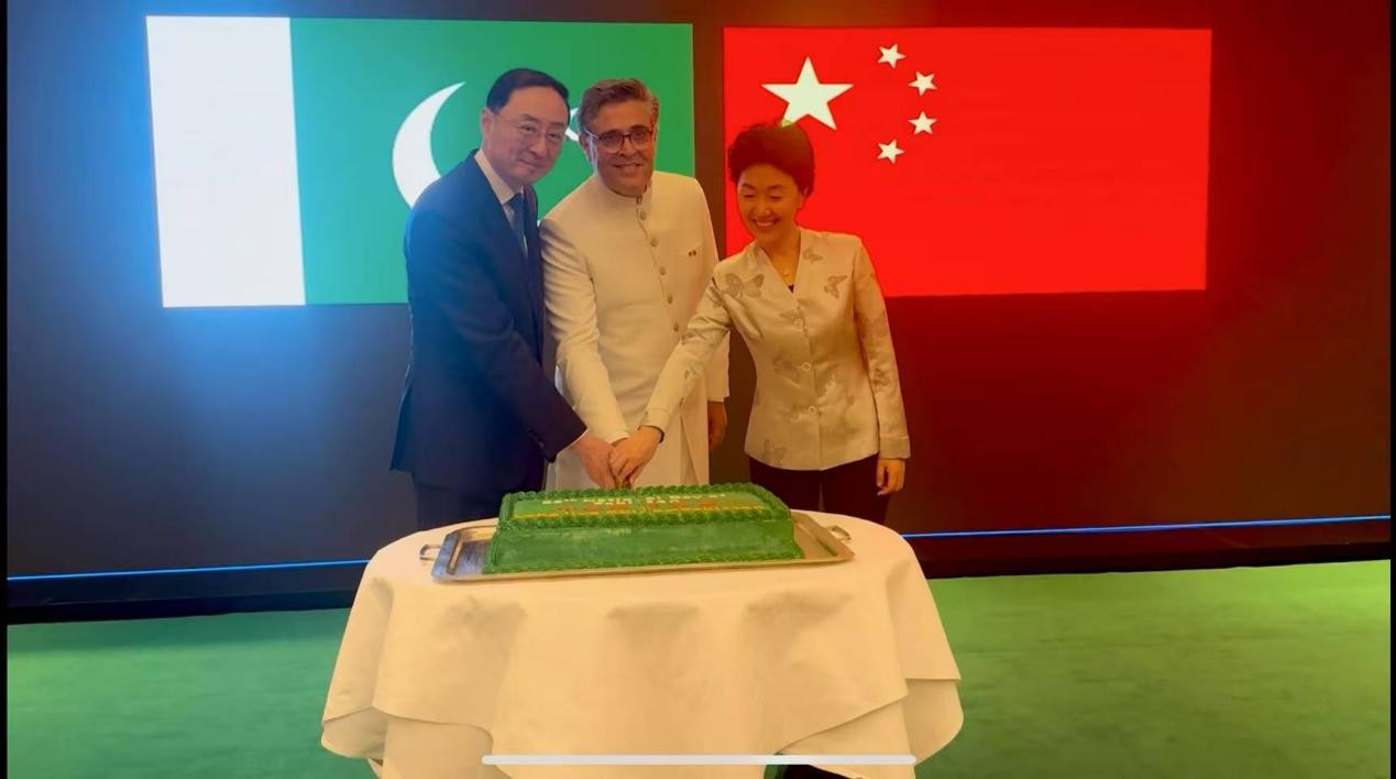 外交部副部長孫衛(wèi)東（左）、巴基斯坦駐華大使卡里爾·哈什米（中）、中聯(lián)部副部長孫海燕（右）共切蛋糕。巴基斯坦駐華大使館供圖