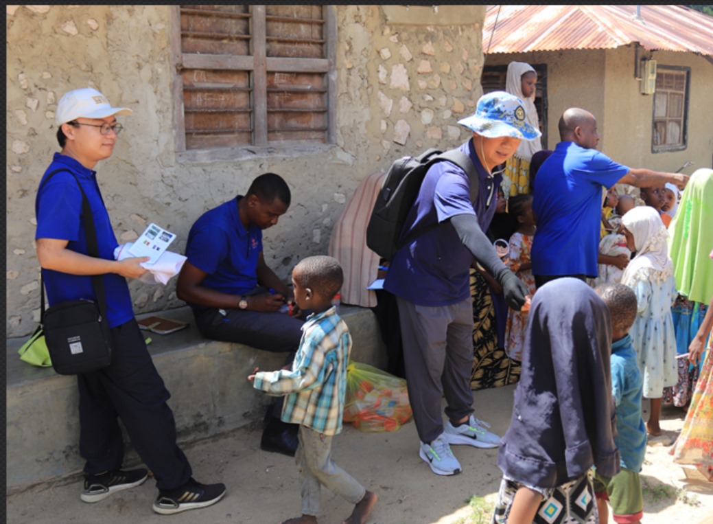 專家組向村民發(fā)放健康教育手冊(cè)和健康教育用品。專家組供圖