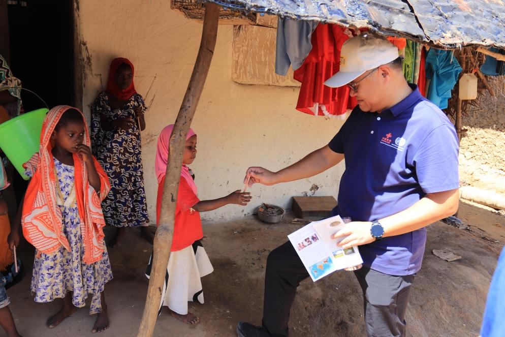 專家組向村民發(fā)放健康教育手冊(cè)和健康教育用品。專家組供圖