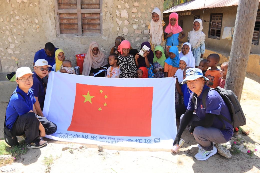 專家組與當(dāng)?shù)卮迕窈嫌?。專家組供圖