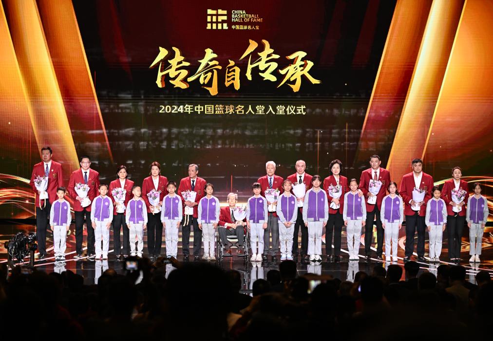3月23日，在場(chǎng)的各屆中國(guó)籃球名人堂入堂人物在入堂儀式上合影留念。新華社記者 陳鐘昊 攝