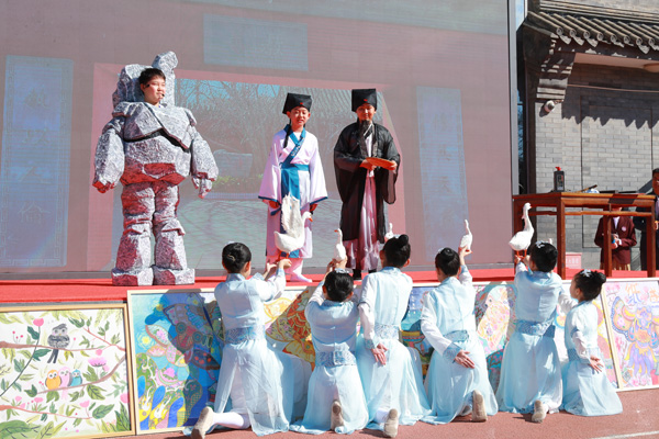 展覽開幕式上，府學(xué)學(xué)子上演情景劇《鵝池》。府學(xué)胡同小學(xué)供圖