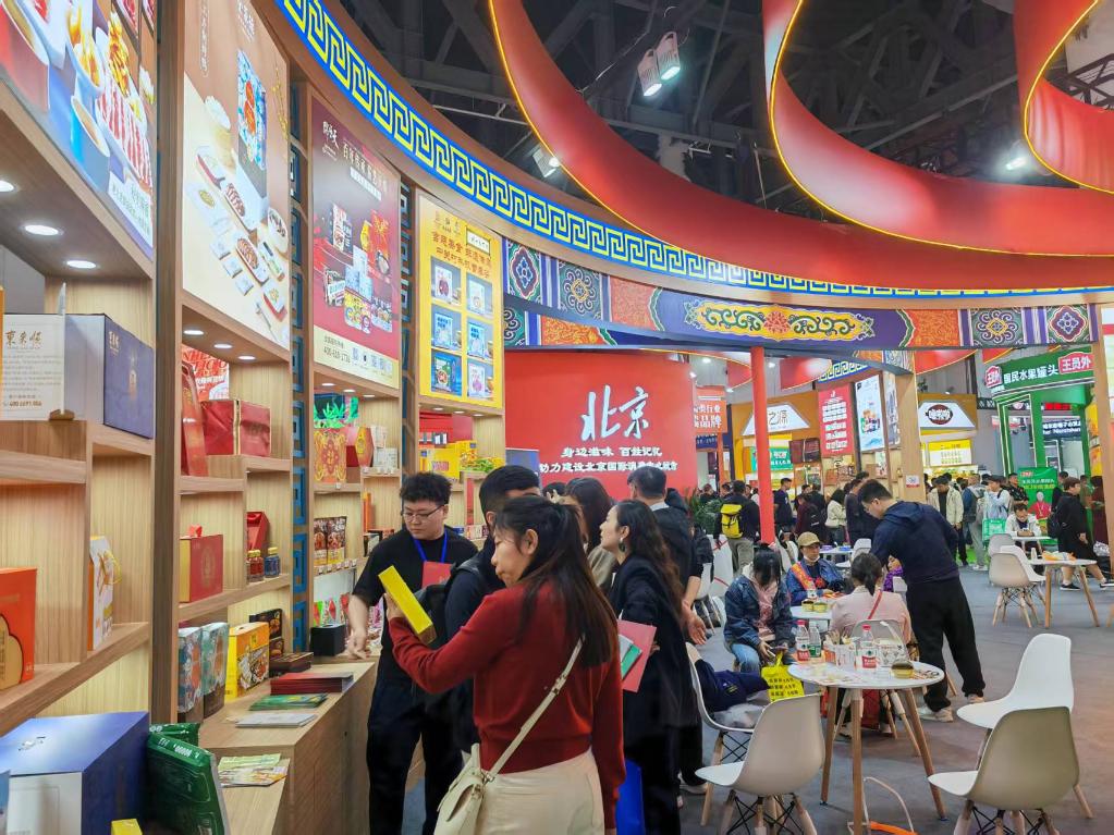 3月25日，在四川省成都市舉行的第112屆全國糖酒商品交易會中華老字號專區(qū)，展商們在展位前交流。新華社記者 張海磊 攝
