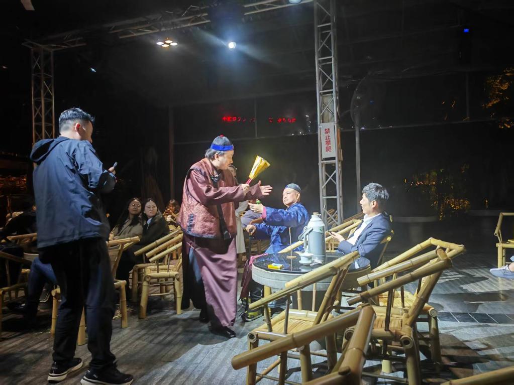 3月24日，《鶴鳴傳奇》在四川省成都市人民公園鶴鳴茶社演出。新華社記者 張海磊 攝
