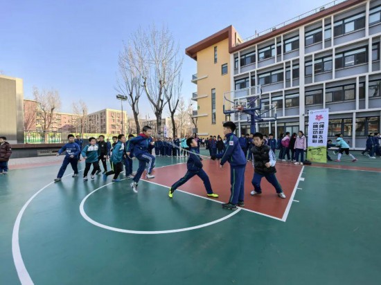 北京師范大學(xué)實驗小學(xué)開展跳繩比賽。