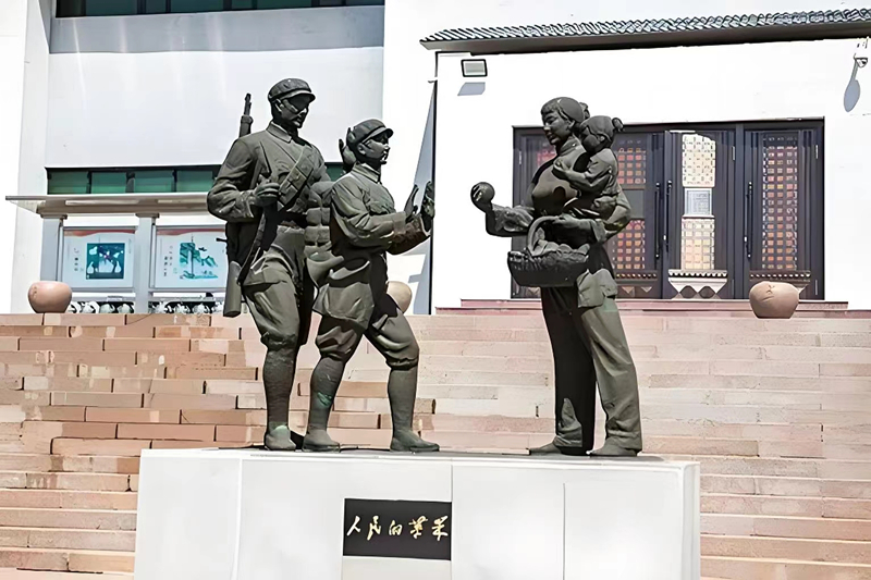 錦州蘋果廉政文化展覽館前的《人民的蘋果》主題雕塑。（由遼沈戰(zhàn)役紀念館供圖）
