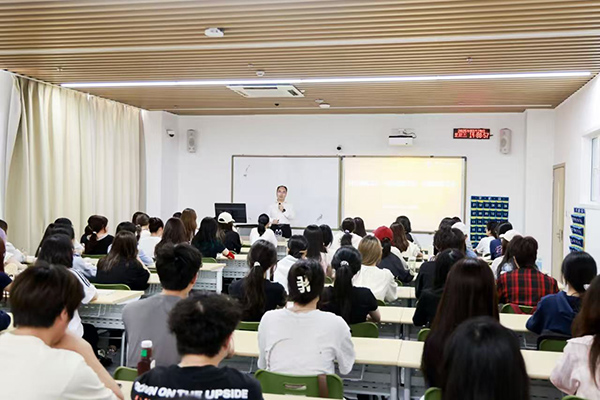 深圳職業(yè)技術(shù)大學(xué)黨委副書記、校長(zhǎng)許建領(lǐng)為學(xué)生授課。學(xué)校供圖